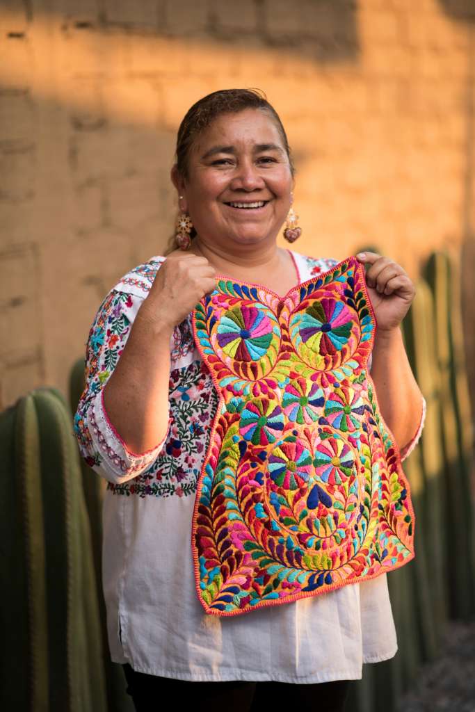 artesana oaxaqueña bordados